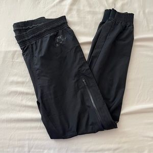 SOLD nike women's bonded woven cuffed jogger pants black athleisure lululemon